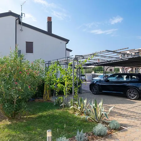 Heidi With Shared Pool Apartman