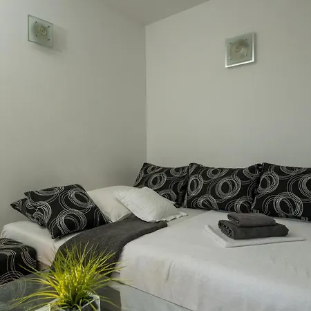 Heidi With Shared Pool Apartman *