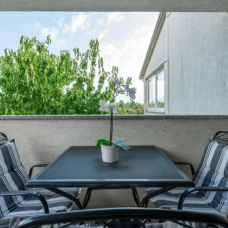 Apartman Heidi With Shared Pool