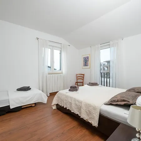 Heidi With Shared Pool Apartman *