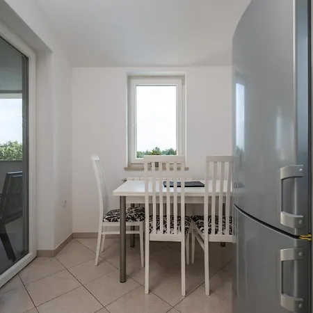 Heidi With Shared Pool Apartman *