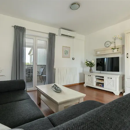 Apartman Heidi With Shared Pool *