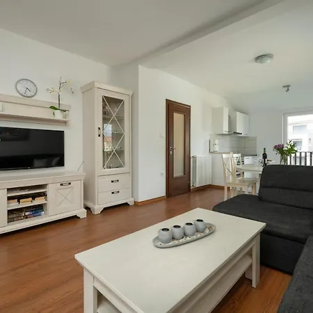 Apartman Heidi With Shared Pool