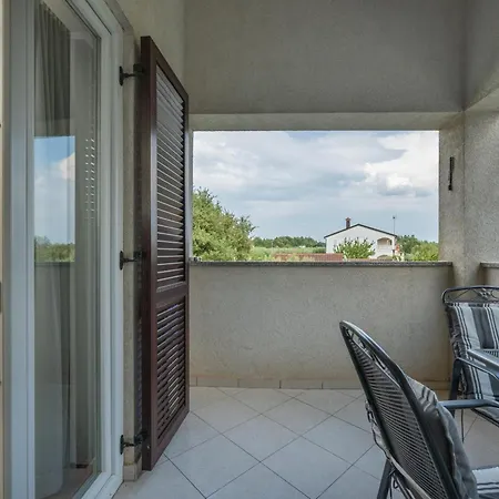 Heidi With Shared Pool Apartman Nova Vas