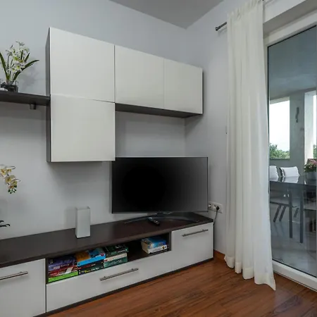 Heidi With Shared Pool Apartman Nova Vas