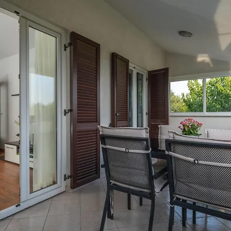 Heidi With Shared Pool 公寓