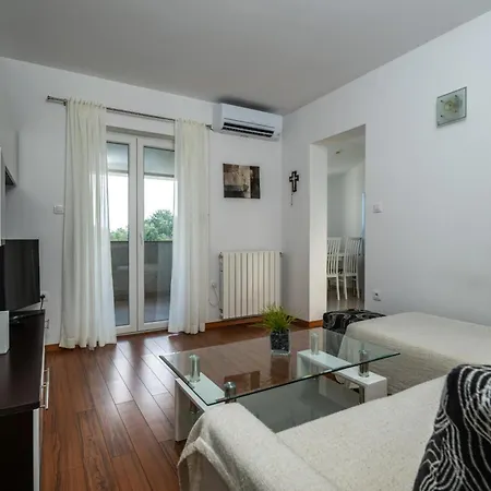 Heidi With Shared Pool Apartamento