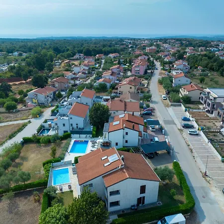 Heidi With Shared Pool 公寓 *