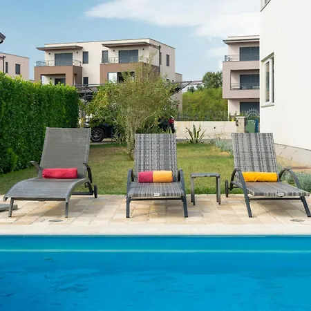 Heidi With Shared Pool *