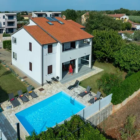 Heidi With Shared Pool *