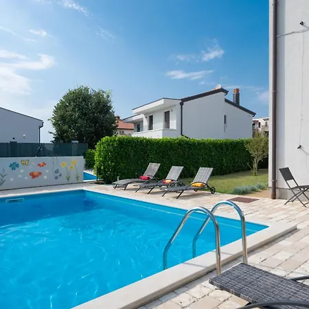Heidi With Shared Pool Apartman *
