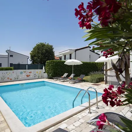 Heidi With Shared Pool *