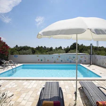 Heidi With Shared Pool Apartamento *