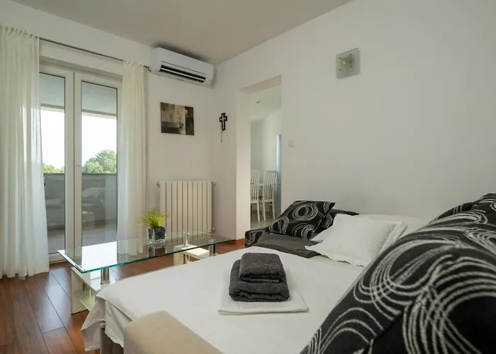 Heidi With Shared Pool *